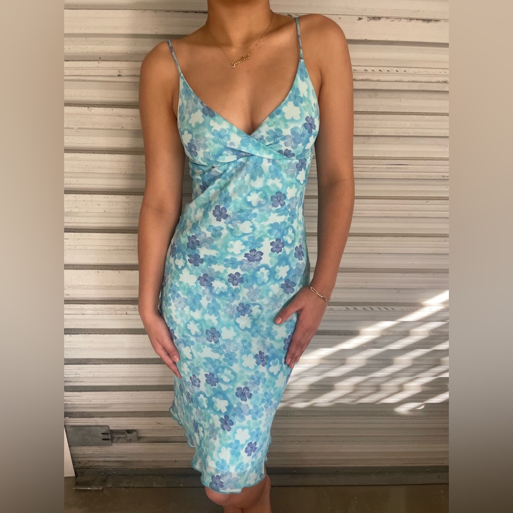 Vintage floral dress! No tags. Fits like a size small.